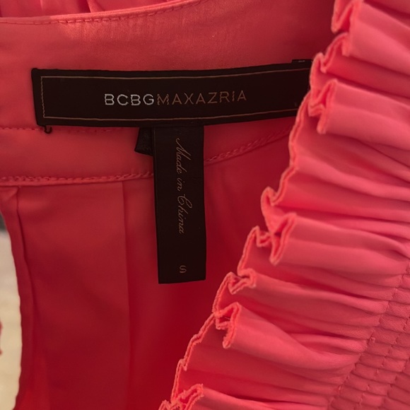 BCBG darling, ruffle top that ties at back perfect with jeans or a skirt - Picture 3 of 3